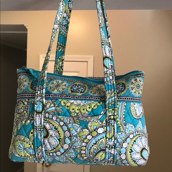 Vera Bradley Handbags - Like New Vera Bradley Shoulder Bag